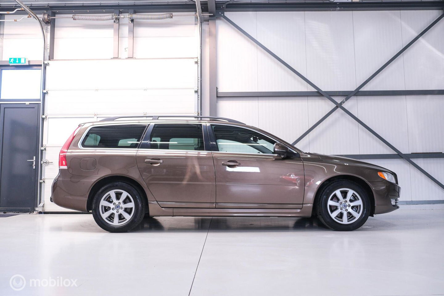 Volvo V70 1.6 T4 Momentum | Schuifdak | trekhaak | nieuwe D-riem | rijklaar | stoelverwarming | navigatie | cruise |