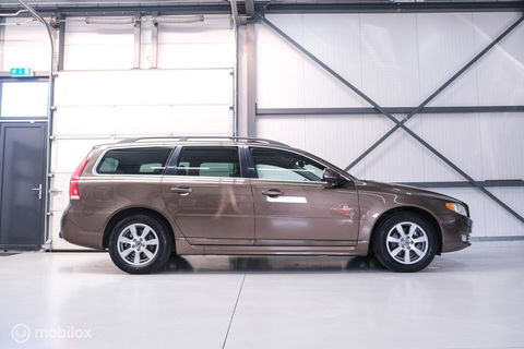 Volvo V70 1.6 T4 Momentum | Schuifdak | trekhaak | nieuwe D-riem | rijklaar | stoelverwarming | navigatie | cruise |