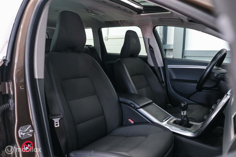 Volvo V70 1.6 T4 Momentum | Schuifdak | trekhaak | nieuwe D-riem | rijklaar | stoelverwarming | navigatie | cruise |