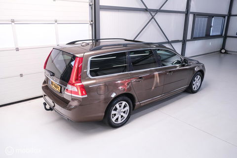 Volvo V70 1.6 T4 Momentum | Schuifdak | trekhaak | nieuwe D-riem | rijklaar | stoelverwarming | navigatie | cruise |