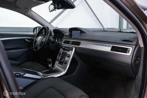 Volvo V70 1.6 T4 Momentum | Schuifdak | trekhaak | nieuwe D-riem | rijklaar | stoelverwarming | navigatie | cruise |