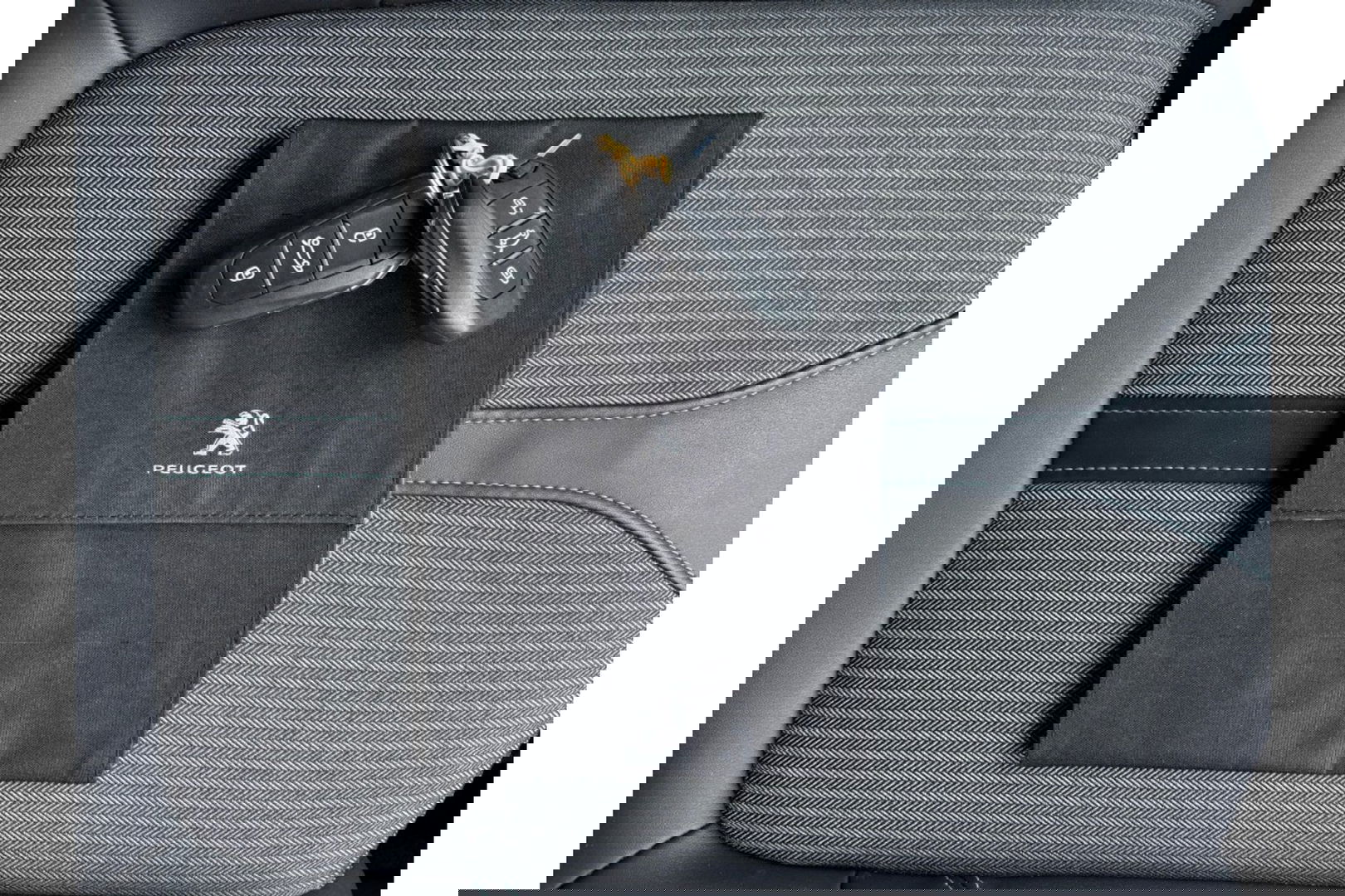 Peugeot 3008 1.6 HYBRID PHEV ALLURE P.BNS NAVI LMV AIRCO PDC CAMERA