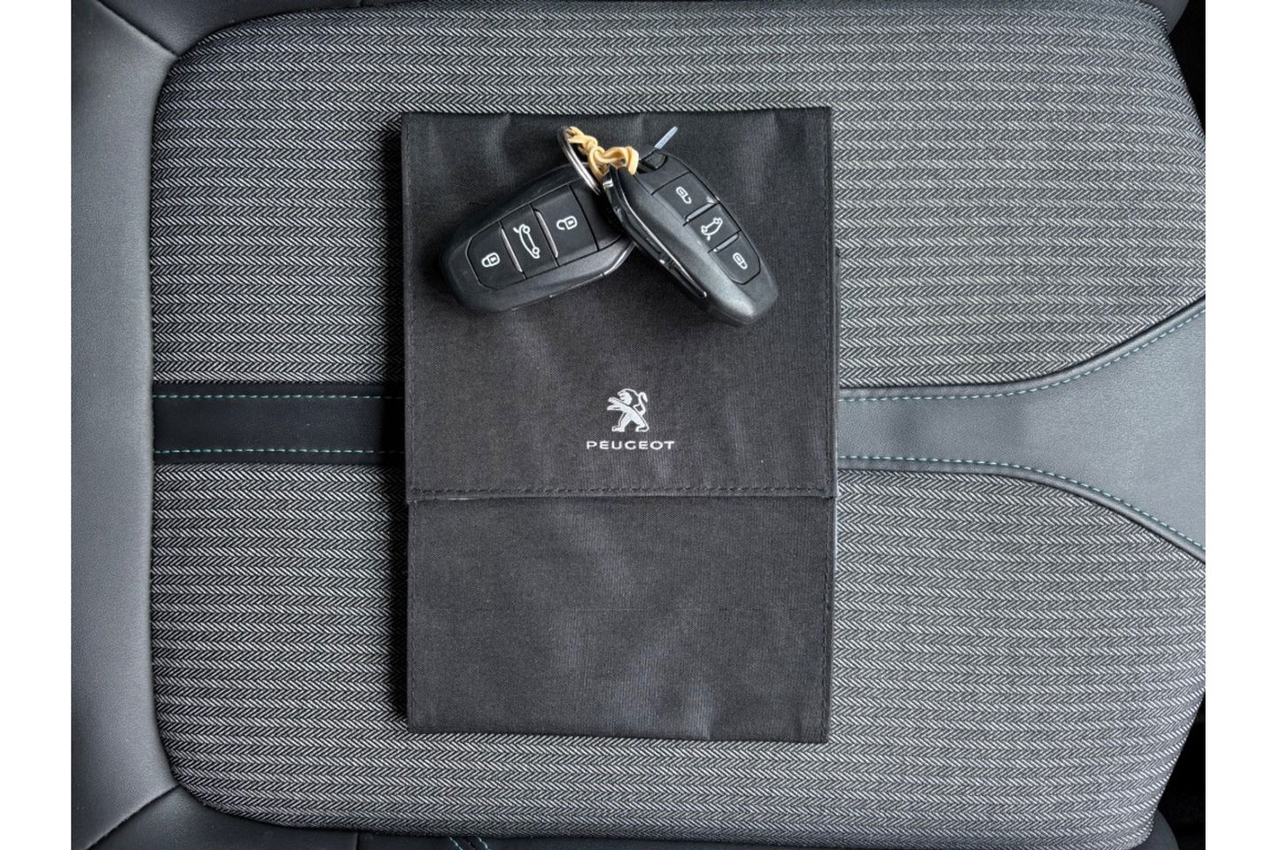 Peugeot 3008 1.6 HYBRID ALLURE P.BNS NAVI LMV AIRCO PDC CAMERA