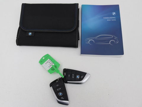 BMW 1-serie 118i Intro Ed. | Carplay | Full LED | Sportstoelen | Navigatie | Climate control | Bleutooth | PDC | Trekhaak | Sfeerverlichting
