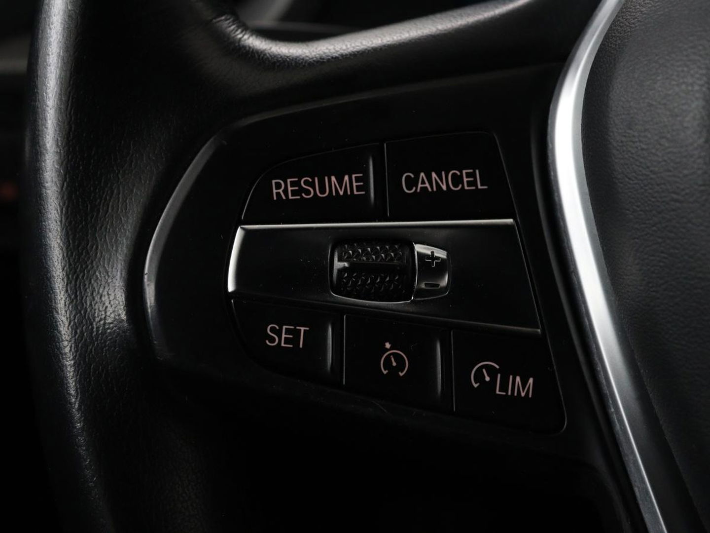 BMW 1-serie 118i Intro Ed. | Carplay | Full LED | Sportstoelen | Navigatie | Climate control | Bleutooth | PDC | Trekhaak | Sfeerverlichting