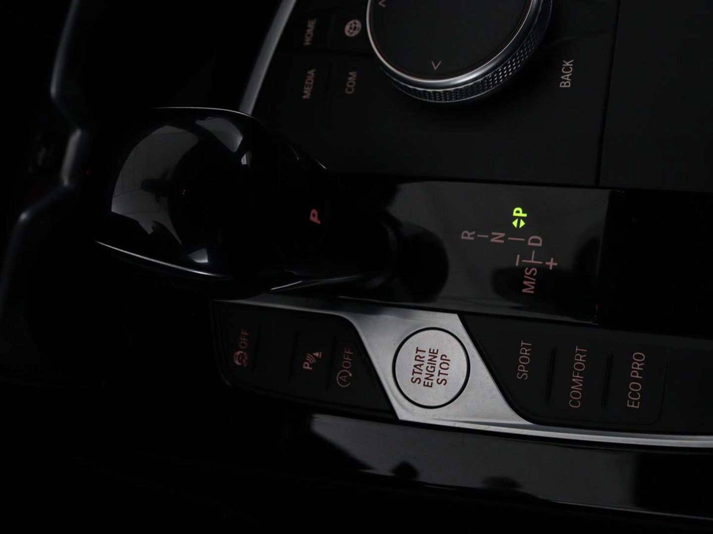 BMW 1-serie 118i Intro Ed. | Carplay | Full LED | Sportstoelen | Navigatie | Climate control | Bleutooth | PDC | Trekhaak | Sfeerverlichting