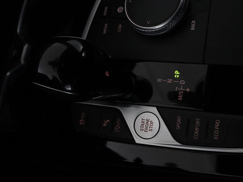 BMW 1-serie 118i Intro Ed. | Carplay | Full LED | Sportstoelen | Navigatie | Climate control | Bleutooth | PDC | Trekhaak | Sfeerverlichting
