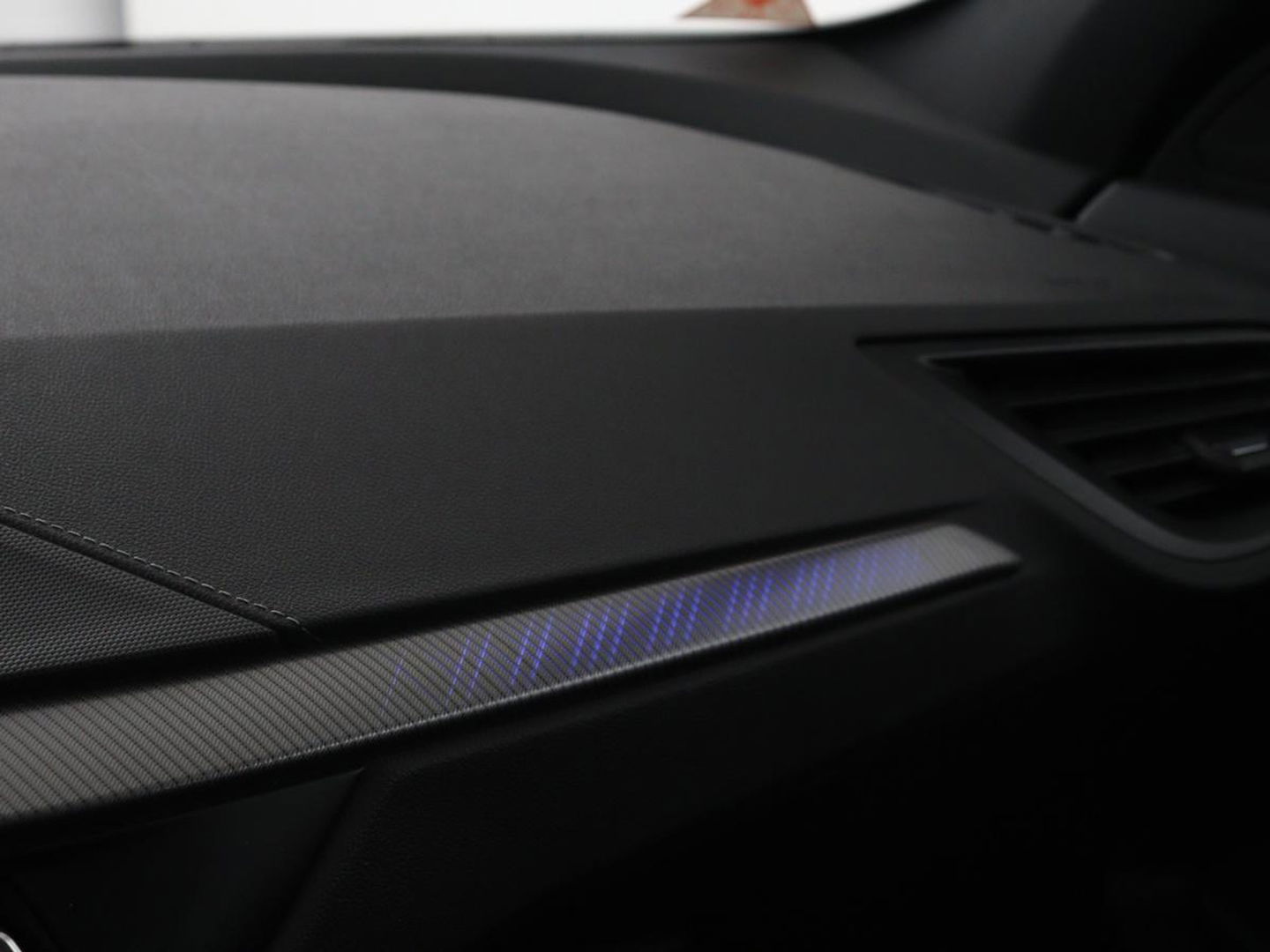 BMW 1-serie 118i Intro Ed. | Carplay | Full LED | Sportstoelen | Navigatie | Climate control | Bleutooth | PDC | Trekhaak | Sfeerverlichting
