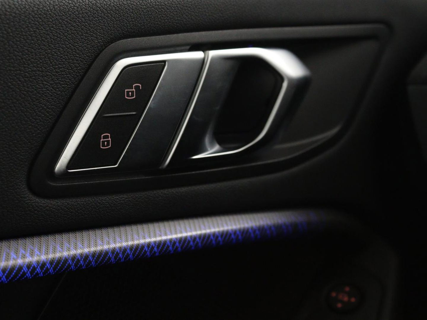 BMW 1-serie 118i Intro Ed. | Carplay | Full LED | Sportstoelen | Navigatie | Climate control | Bleutooth | PDC | Trekhaak | Sfeerverlichting