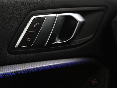 BMW 1-serie 118i Intro Ed. | Carplay | Full LED | Sportstoelen | Navigatie | Climate control | Bleutooth | PDC | Trekhaak | Sfeerverlichting