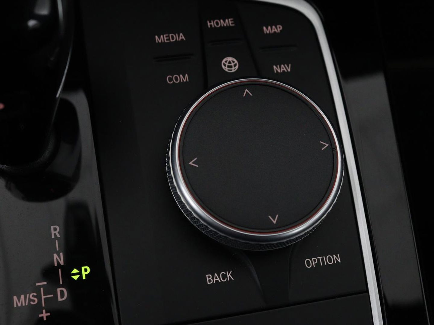 BMW 1-serie 118i Intro Ed. | Carplay | Full LED | Sportstoelen | Navigatie | Climate control | Bleutooth | PDC | Trekhaak | Sfeerverlichting