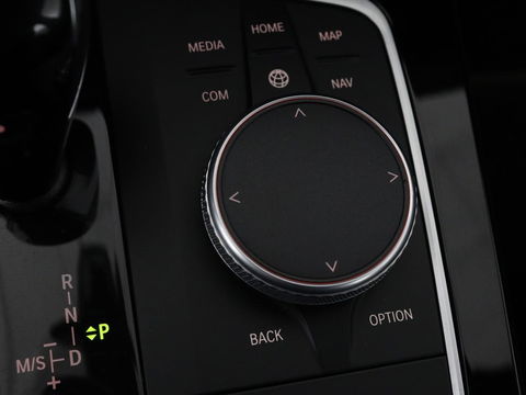 BMW 1-serie 118i Intro Ed. | Carplay | Full LED | Sportstoelen | Navigatie | Climate control | Bleutooth | PDC | Trekhaak | Sfeerverlichting