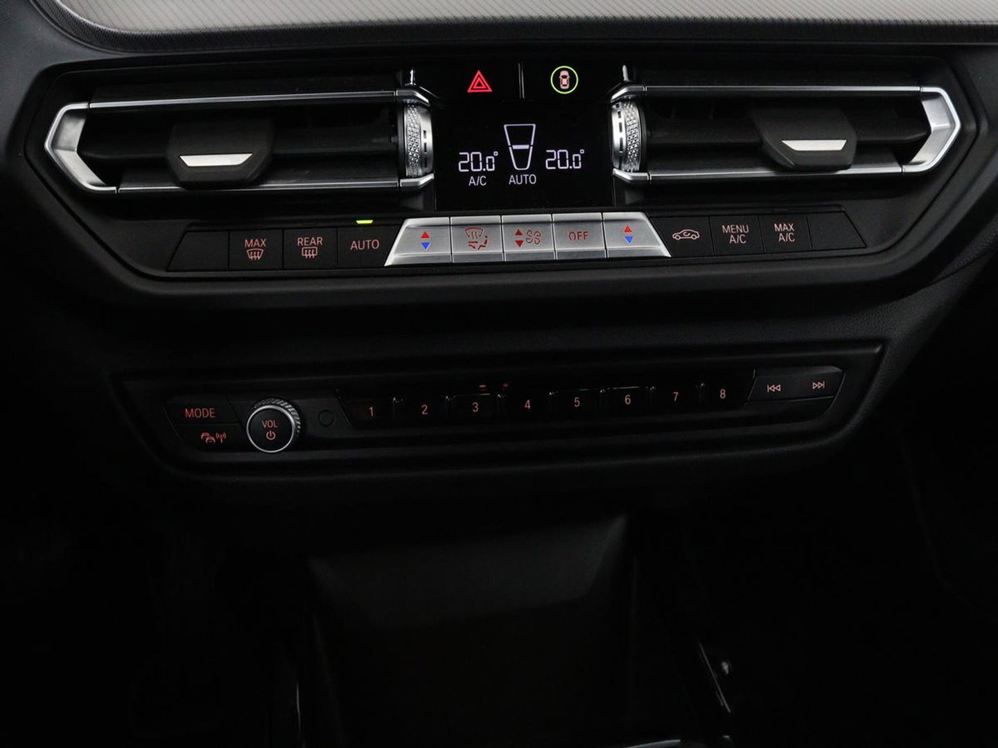 BMW 1-serie 118i Intro Ed. | Carplay | Full LED | Sportstoelen | Navigatie | Climate control | Bleutooth | PDC | Trekhaak | Sfeerverlichting