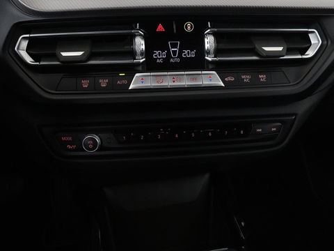 BMW 1-serie 118i Intro Ed. | Carplay | Full LED | Sportstoelen | Navigatie | Climate control | Bleutooth | PDC | Trekhaak | Sfeerverlichting
