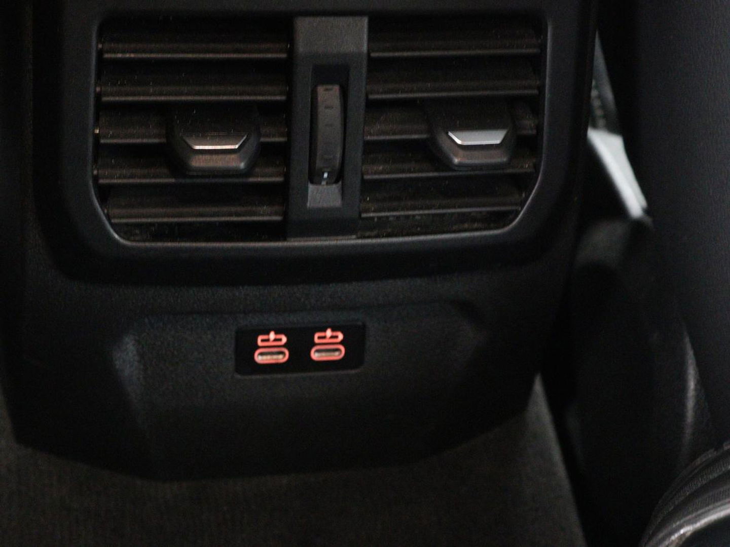 BMW 1-serie 118i Intro Ed. | Carplay | Full LED | Sportstoelen | Navigatie | Climate control | Bleutooth | PDC | Trekhaak | Sfeerverlichting
