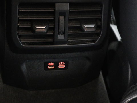 BMW 1-serie 118i Intro Ed. | Carplay | Full LED | Sportstoelen | Navigatie | Climate control | Bleutooth | PDC | Trekhaak | Sfeerverlichting