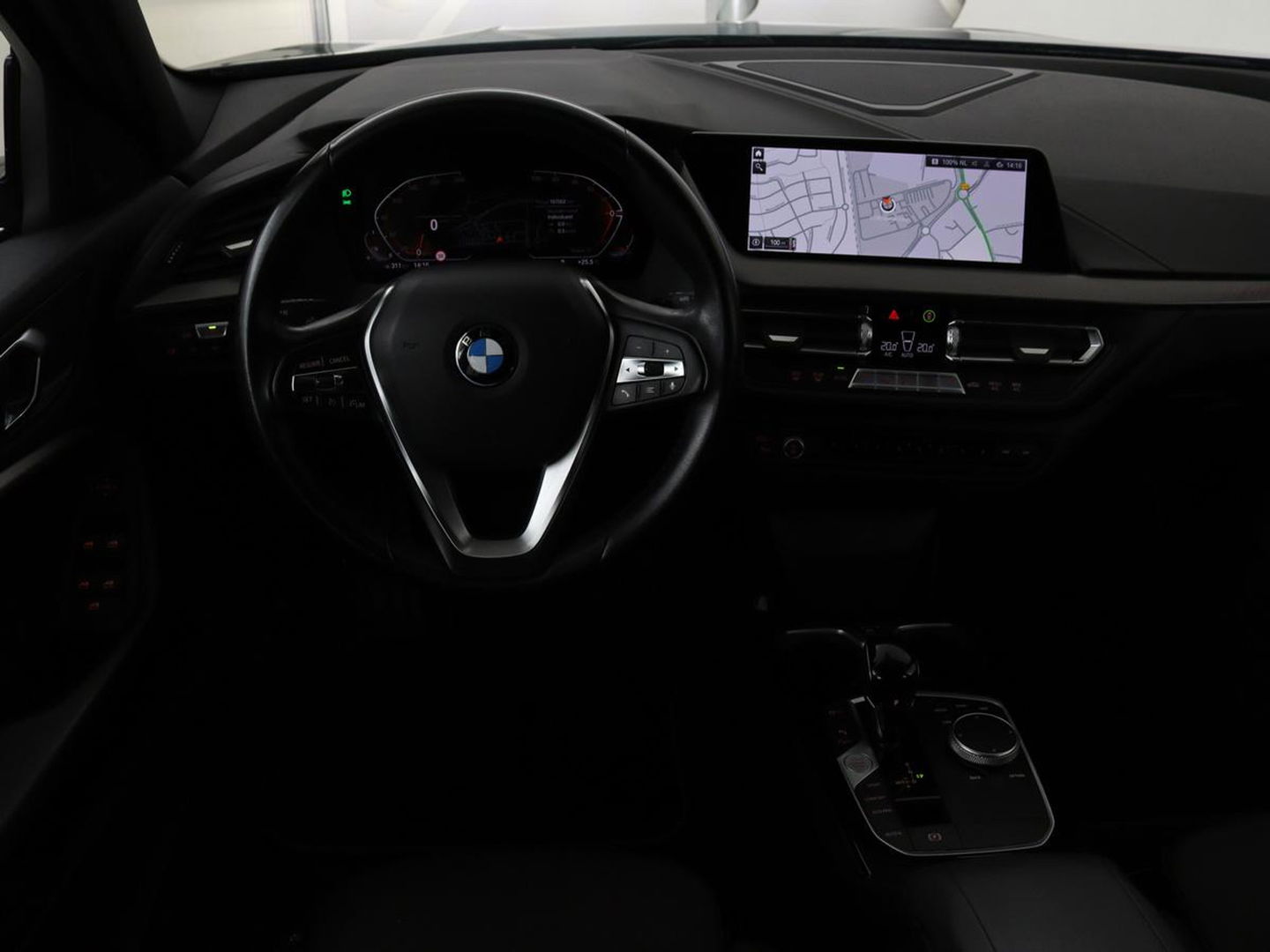 BMW 1-serie 118i Intro Ed. | Carplay | Full LED | Sportstoelen | Navigatie | Climate control | Bleutooth | PDC | Trekhaak | Sfeerverlichting