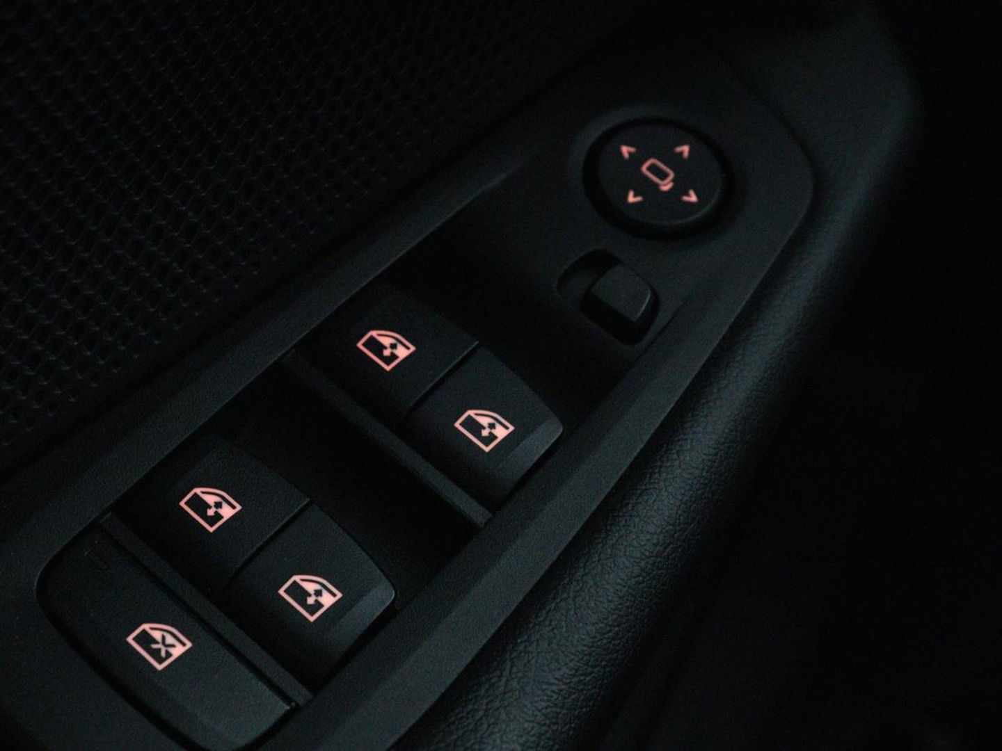 BMW 1-serie 118i Intro Ed. | Carplay | Full LED | Sportstoelen | Navigatie | Climate control | Bleutooth | PDC | Trekhaak | Sfeerverlichting