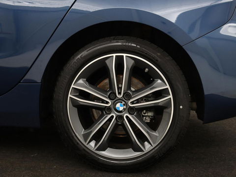 BMW 1-serie 118i Intro Ed. | Carplay | Full LED | Sportstoelen | Navigatie | Climate control | Bleutooth | PDC | Trekhaak | Sfeerverlichting