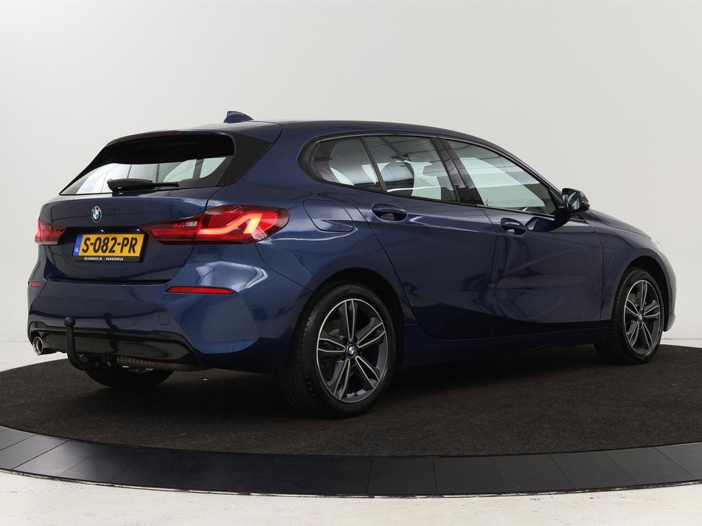 BMW 1-serie 118i Intro Ed. | Carplay | Full LED | Sportstoelen | Navigatie | Climate control | Bleutooth | PDC | Trekhaak | Sfeerverlichting
