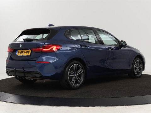 BMW 1-serie 118i Intro Ed. | Carplay | Full LED | Sportstoelen | Navigatie | Climate control | Bleutooth | PDC | Trekhaak | Sfeerverlichting