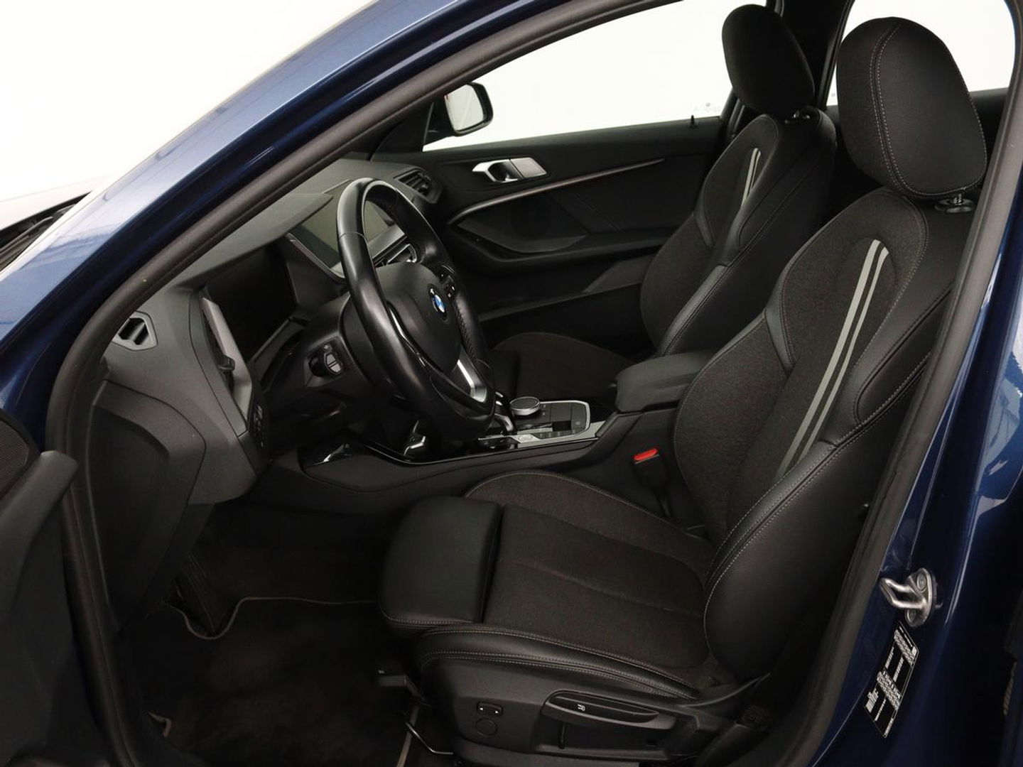 BMW 1-serie 118i Intro Ed. | Carplay | Full LED | Sportstoelen | Navigatie | Climate control | Bleutooth | PDC | Trekhaak | Sfeerverlichting