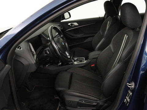BMW 1-serie 118i Intro Ed. | Carplay | Full LED | Sportstoelen | Navigatie | Climate control | Bleutooth | PDC | Trekhaak | Sfeerverlichting