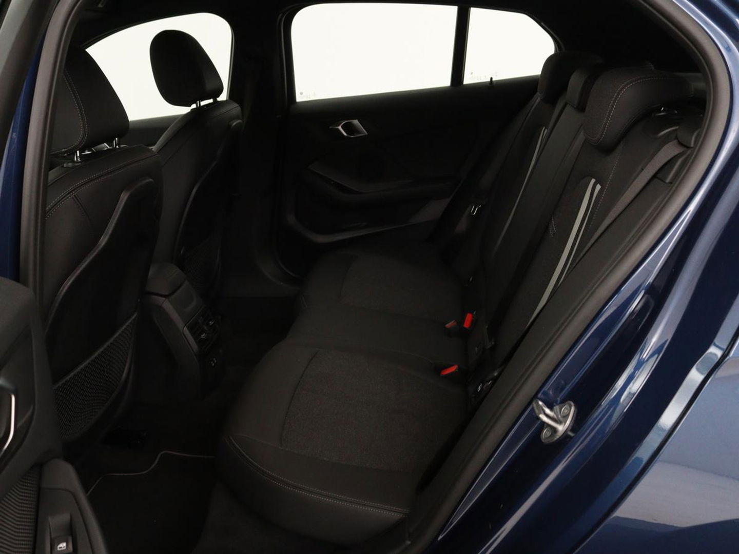 BMW 1-serie 118i Intro Ed. | Carplay | Full LED | Sportstoelen | Navigatie | Climate control | Bleutooth | PDC | Trekhaak | Sfeerverlichting
