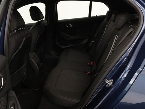 BMW 1-serie 118i Intro Ed. | Carplay | Full LED | Sportstoelen | Navigatie | Climate control | Bleutooth | PDC | Trekhaak | Sfeerverlichting