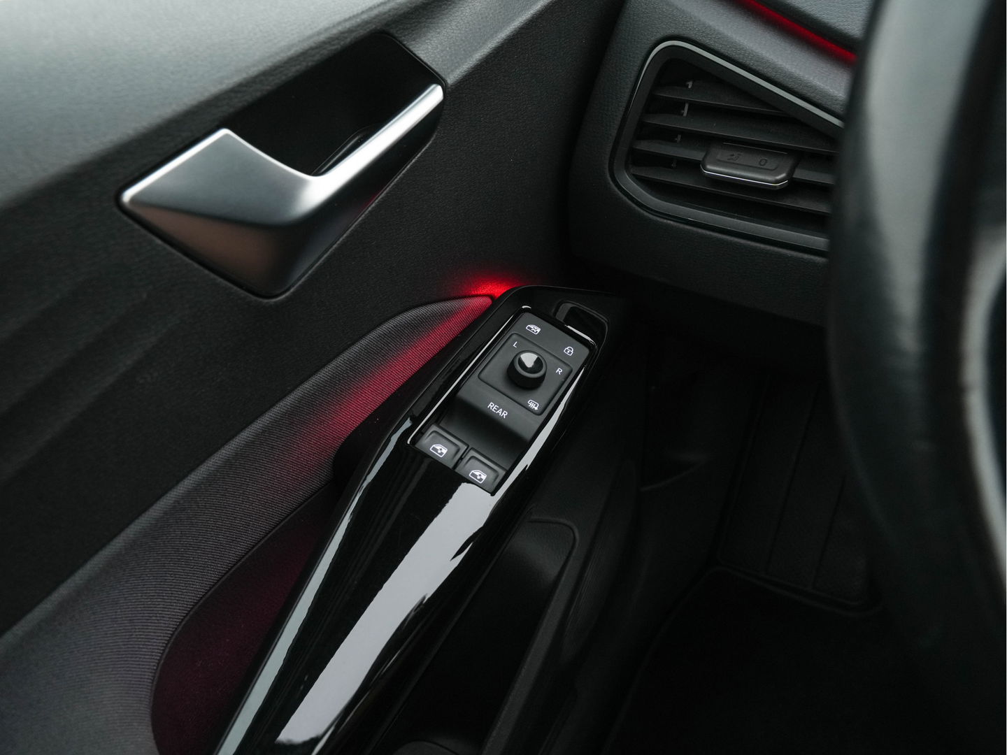 Volkswagen ID.3 First 58 kWh (INCL-BTW) *ADAPTIVE-CRUISE | FULL-LED | NAVI-FULLMAP | DIGI-COCKPIT | HEATED-COMFORT-SEATS | DAB+ | AMBIENT-LIGHT | MICROFIBRE | ECC | IQ-DRIVE | PDC | 18''ALU *