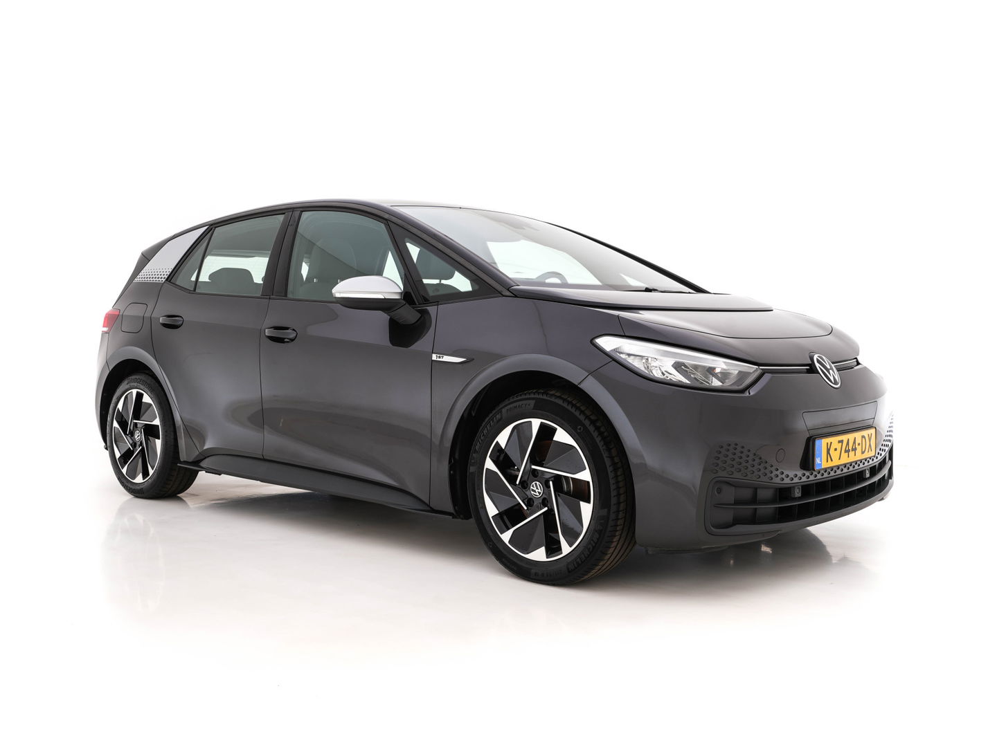 Volkswagen ID.3 First 58 kWh (INCL-BTW) *ADAPTIVE-CRUISE | FULL-LED | NAVI-FULLMAP | DIGI-COCKPIT | HEATED-COMFORT-SEATS | DAB+ | AMBIENT-LIGHT | MICROFIBRE | ECC | IQ-DRIVE | PDC | 18''ALU *