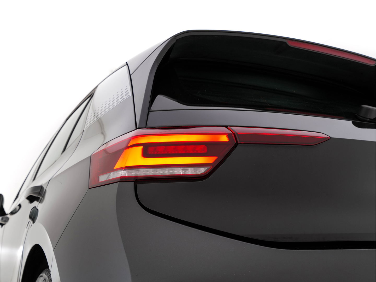 Volkswagen ID.3 First 58 kWh (INCL-BTW) *ADAPTIVE-CRUISE | FULL-LED | NAVI-FULLMAP | DIGI-COCKPIT | HEATED-COMFORT-SEATS | DAB+ | AMBIENT-LIGHT | MICROFIBRE | ECC | IQ-DRIVE | PDC | 18''ALU *