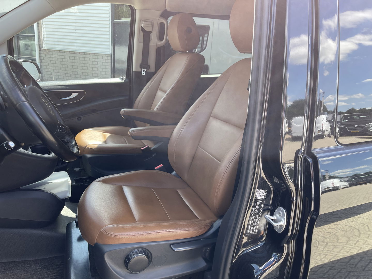 Mercedes-Benz Vito 116 CDI automaat Lang L2H1 / DC 5 persoons / vaste prijs rijklaar € 30.950 ex btw / lease vanaf € / bruin leer ! / airco / cruise / achterdeuren / trekhaak 2500 kg