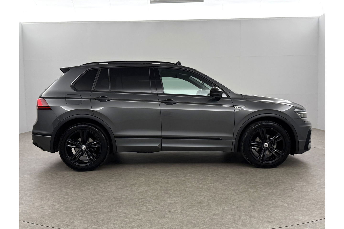 Volkswagen Tiguan 1.5 TSI 150PK ACT R-Line Pano LED Virtual Clima Cruise Carplay Navi PDC 19"LMV