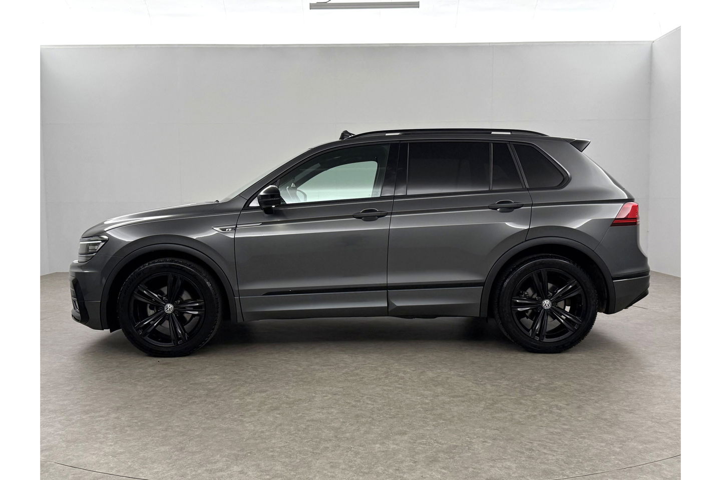 Volkswagen Tiguan 1.5 TSI 150PK ACT R-Line Pano LED Virtual Clima Cruise Carplay Navi PDC 19"LMV