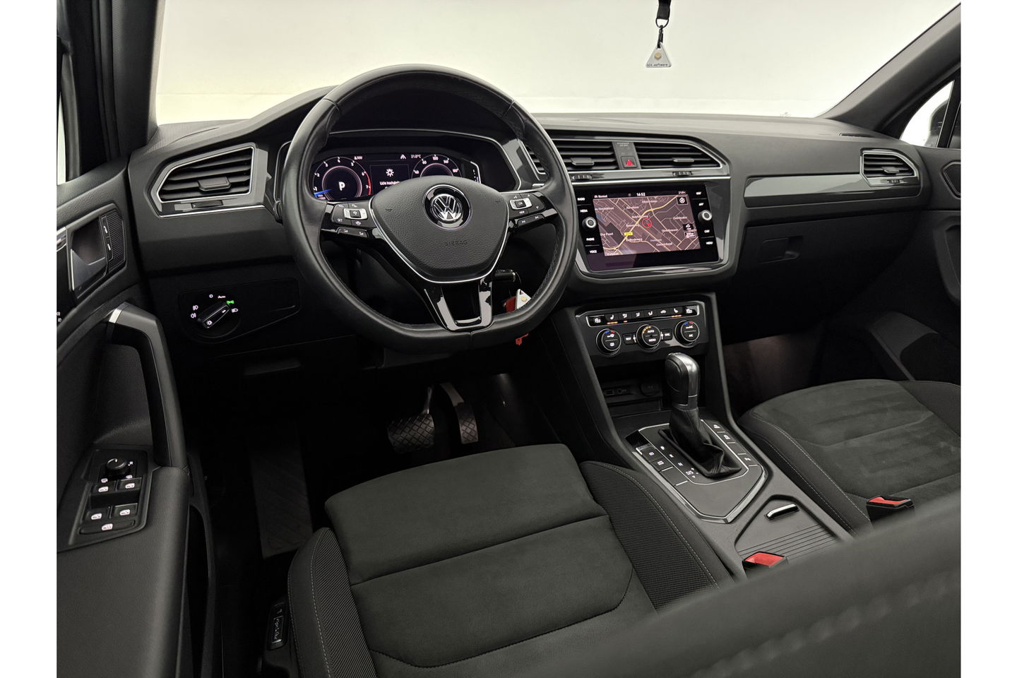 Volkswagen Tiguan 1.5 TSI 150PK ACT R-Line Pano LED Virtual Clima Cruise Carplay Navi PDC 19"LMV