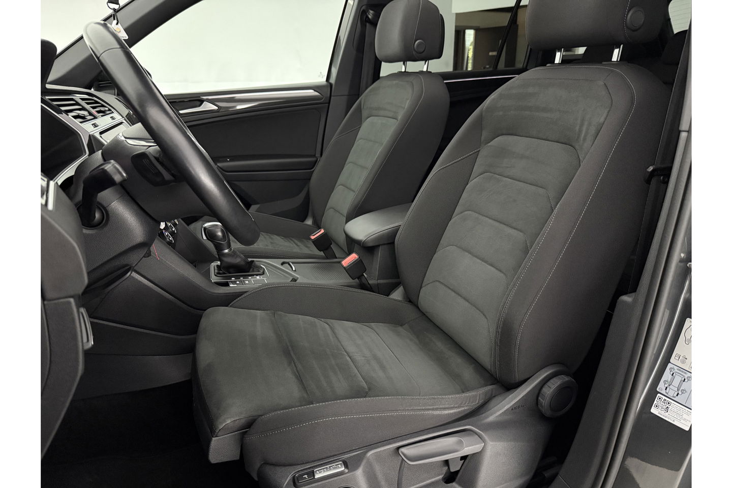 Volkswagen Tiguan 1.5 TSI 150PK ACT R-Line Pano LED Virtual Clima Cruise Carplay Navi PDC 19"LMV