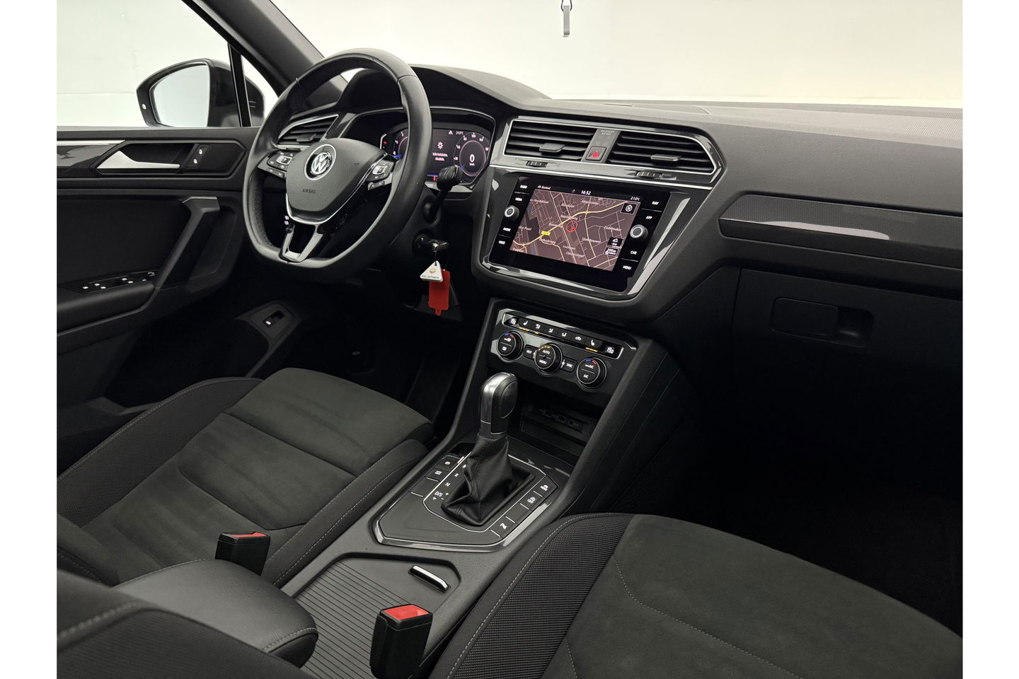 Volkswagen Tiguan 1.5 TSI 150PK ACT R-Line Pano LED Virtual Clima Cruise Carplay Navi PDC 19"LMV