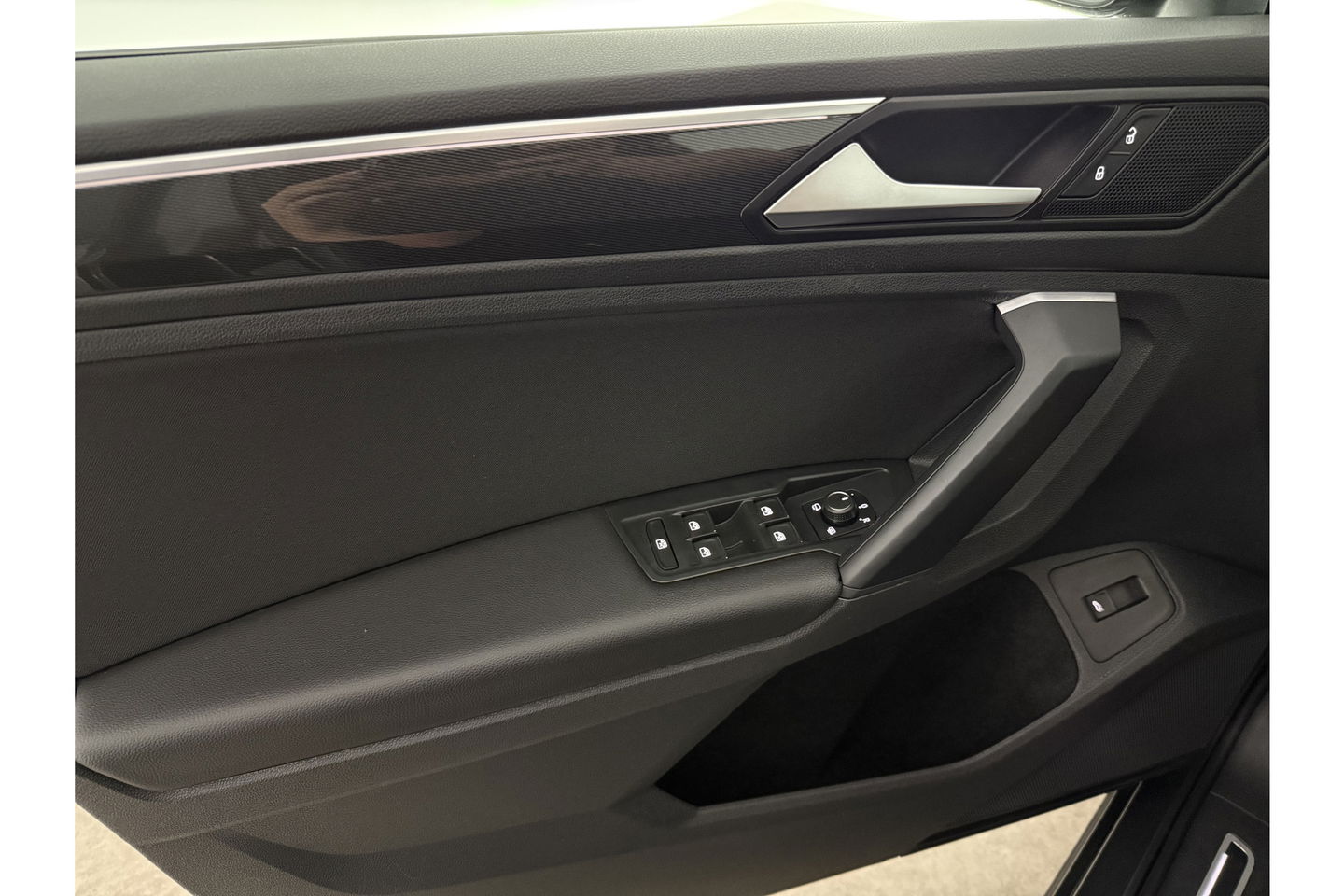 Volkswagen Tiguan 1.5 TSI 150PK ACT R-Line Pano LED Virtual Clima Cruise Carplay Navi PDC 19"LMV
