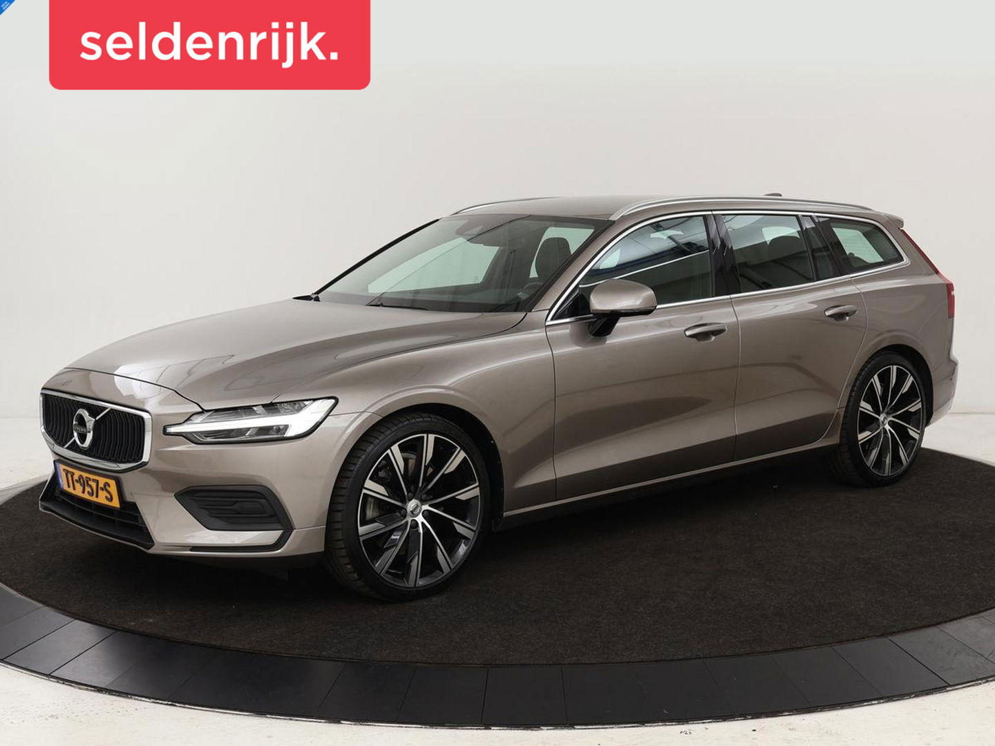 Volvo V60 2.0 T5 Momentum | Leder | Trekhaak | Stoelverwarming | LMV 20 inch | Harman/Kardon | Adaptive cruise | DAB+