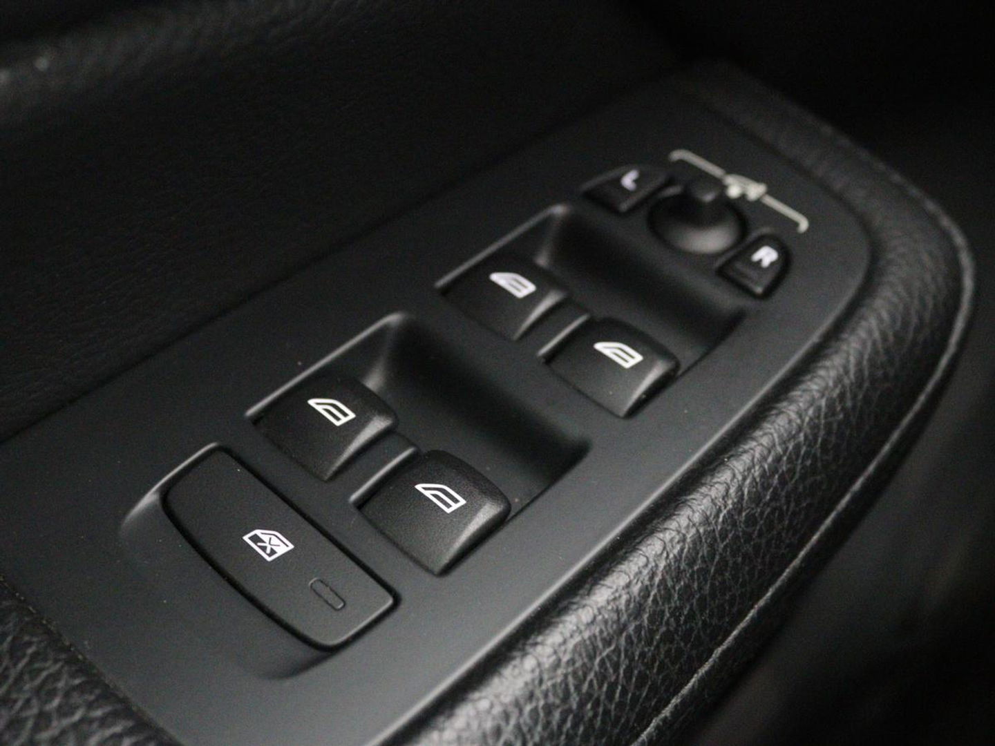 Volvo V60 2.0 T5 Momentum | Leder | Trekhaak | Stoelverwarming | LMV 20 inch | Harman/Kardon | Adaptive cruise | DAB+