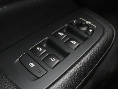 Volvo V60 2.0 T5 Momentum | Leder | Trekhaak | Stoelverwarming | LMV 20 inch | Harman/Kardon | Adaptive cruise | DAB+