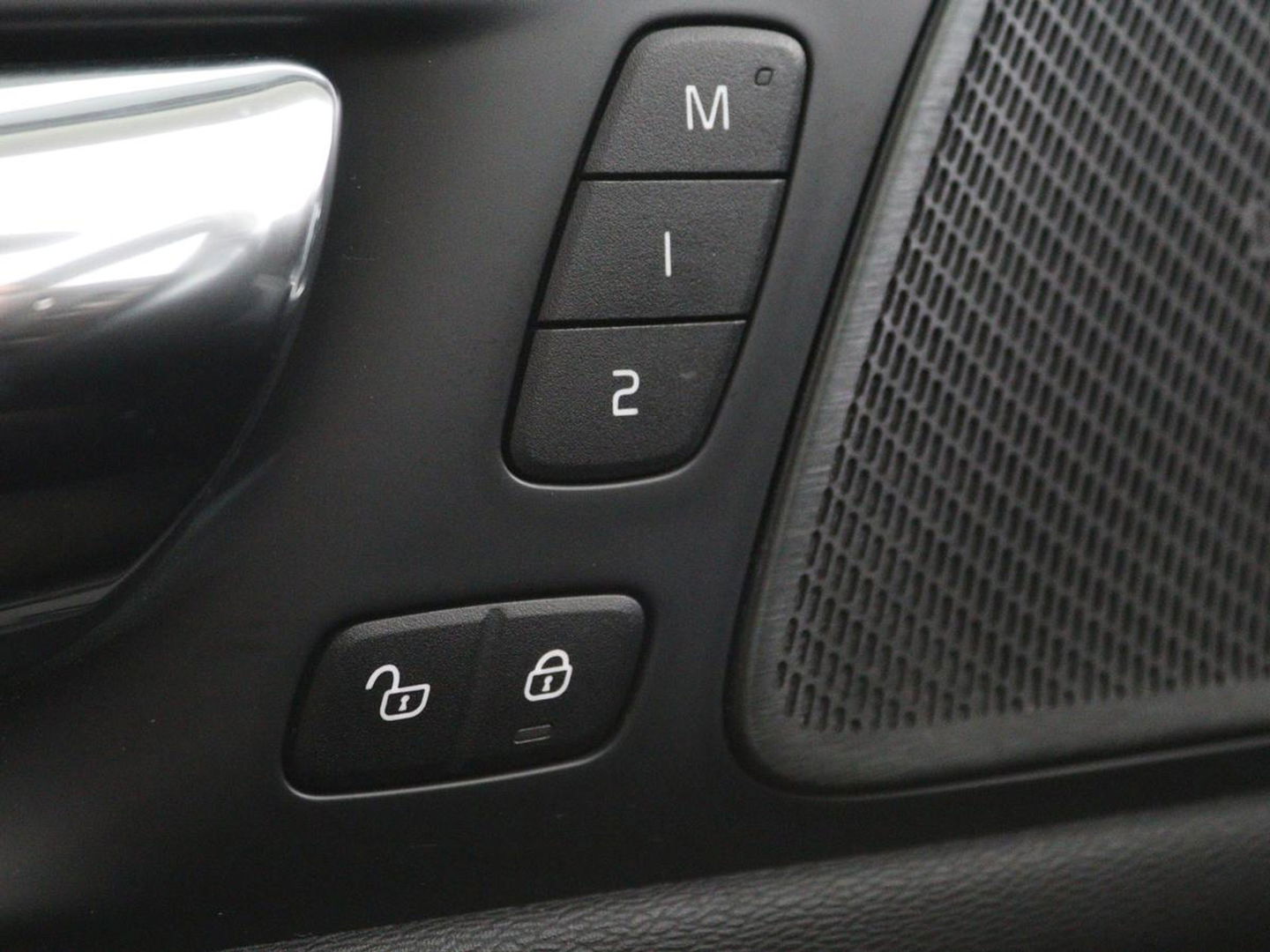 Volvo V60 2.0 T5 Momentum | Leder | Trekhaak | Stoelverwarming | LMV 20 inch | Harman/Kardon | Adaptive cruise | DAB+