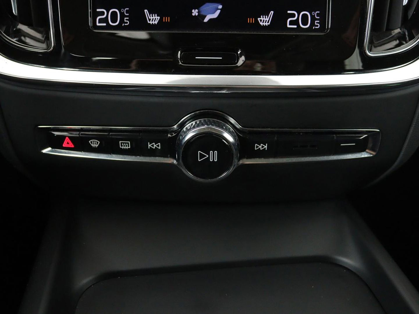 Volvo V60 2.0 T5 Momentum | Leder | Trekhaak | Stoelverwarming | LMV 20 inch | Harman/Kardon | Adaptive cruise | DAB+