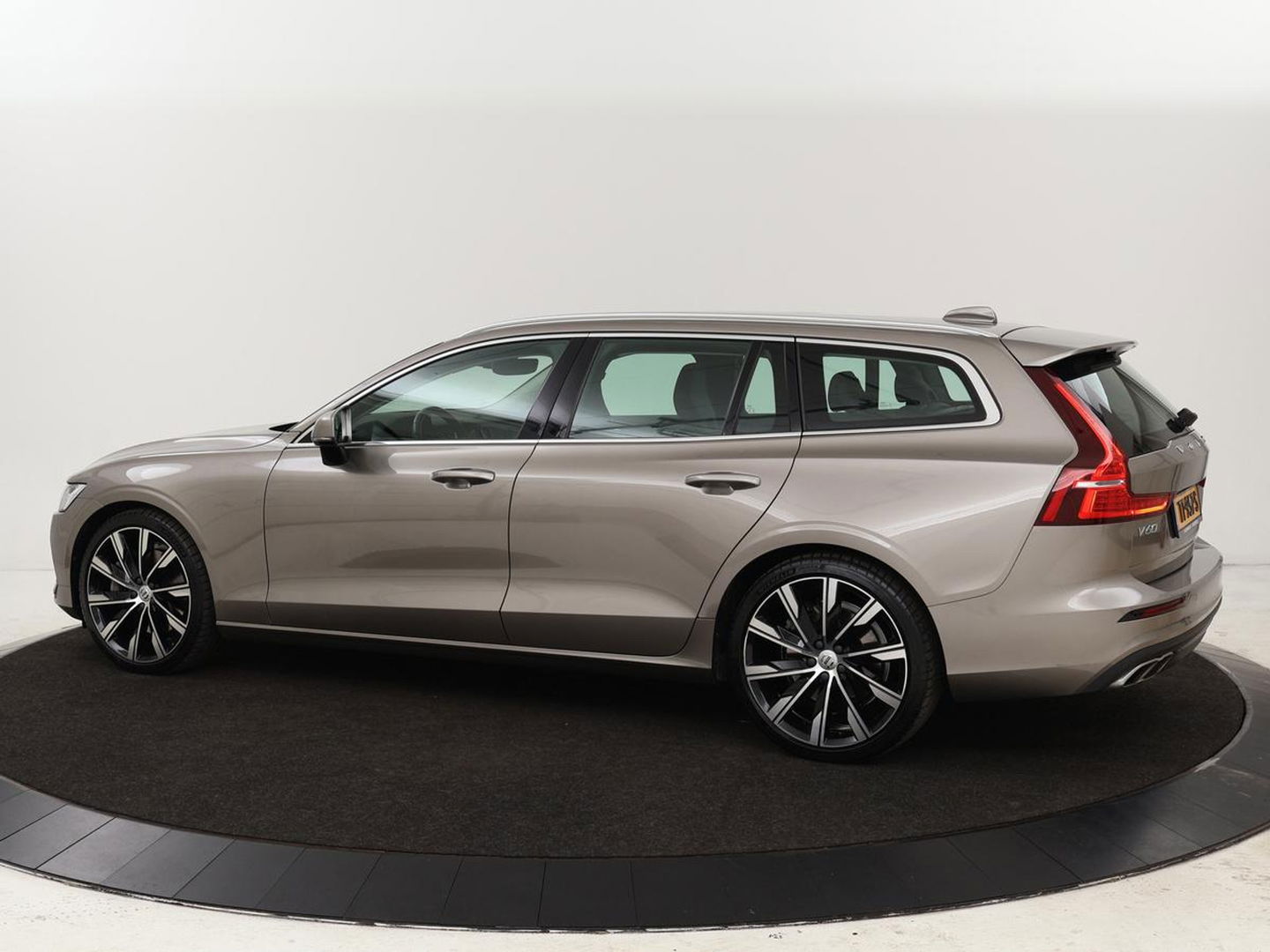 Volvo V60 2.0 T5 Momentum | Leder | Trekhaak | Stoelverwarming | LMV 20 inch | Harman/Kardon | Adaptive cruise | DAB+