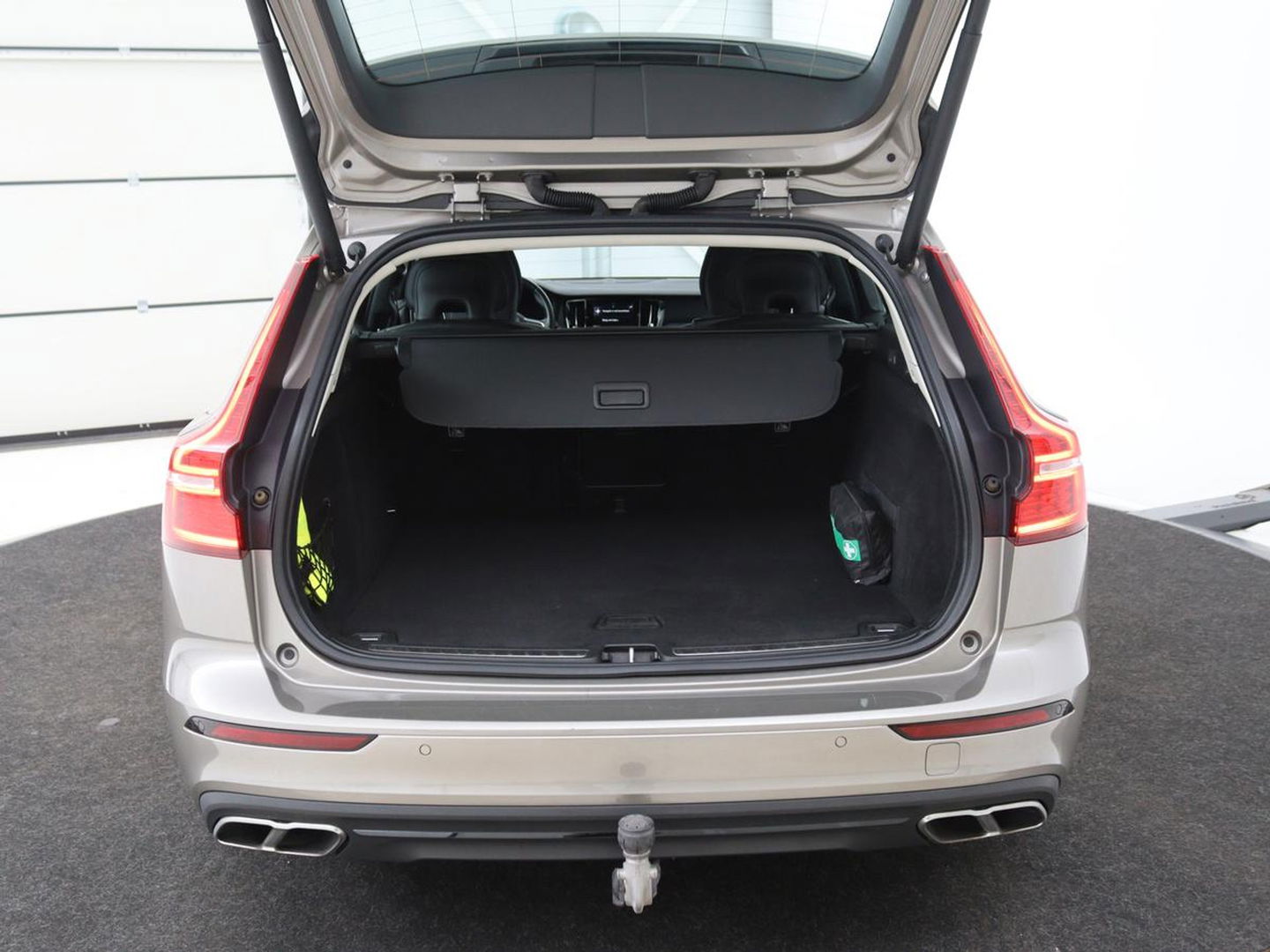 Volvo V60 2.0 T5 Momentum | Leder | Trekhaak | Stoelverwarming | LMV 20 inch | Harman/Kardon | Adaptive cruise | DAB+