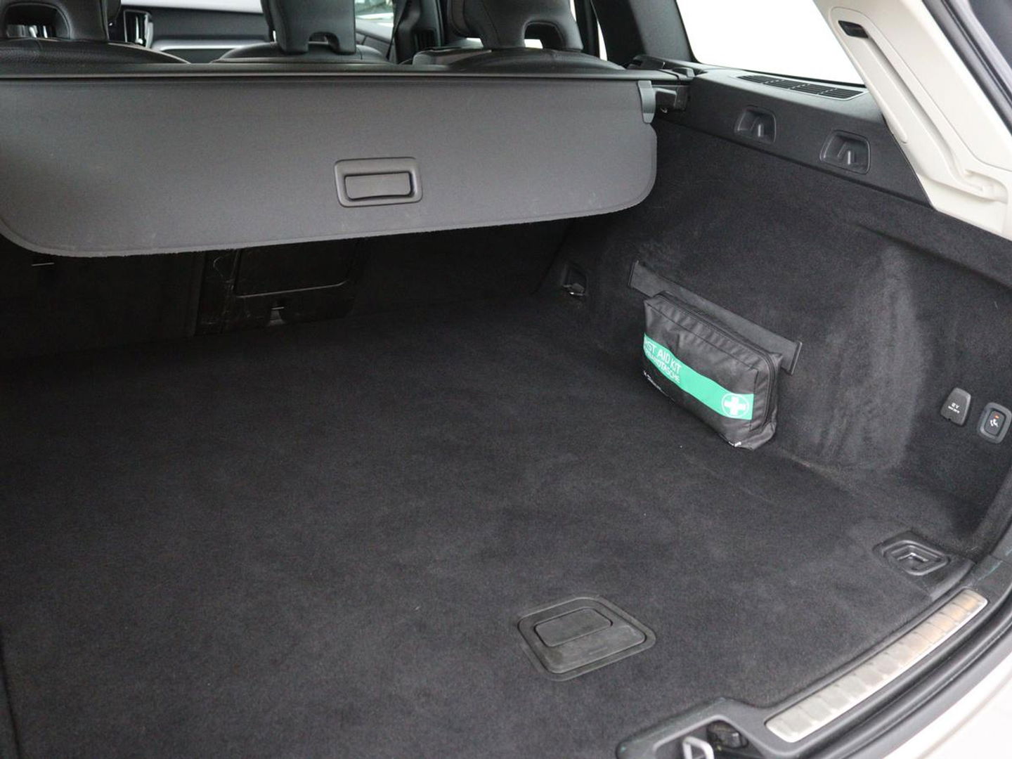 Volvo V60 2.0 T5 Momentum | Leder | Trekhaak | Stoelverwarming | LMV 20 inch | Harman/Kardon | Adaptive cruise | DAB+