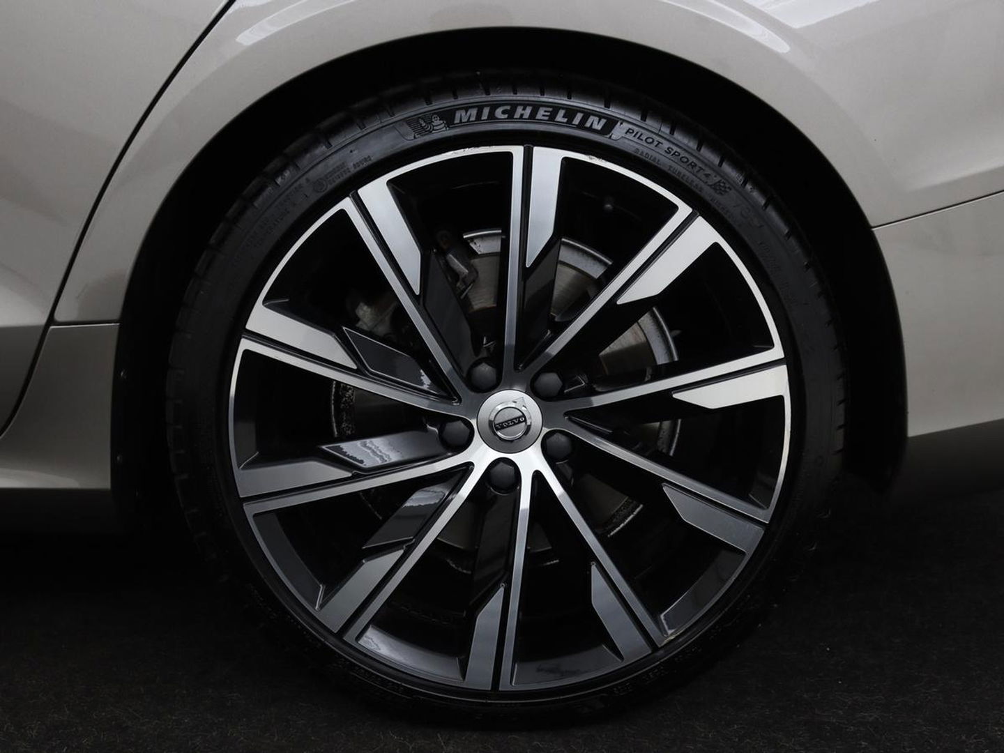 Volvo V60 2.0 T5 Momentum | Leder | Trekhaak | Stoelverwarming | LMV 20 inch | Harman/Kardon | Adaptive cruise | DAB+
