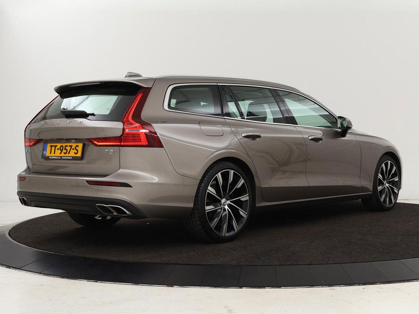 Volvo V60 2.0 T5 Momentum | Leder | Trekhaak | Stoelverwarming | LMV 20 inch | Harman/Kardon | Adaptive cruise | DAB+