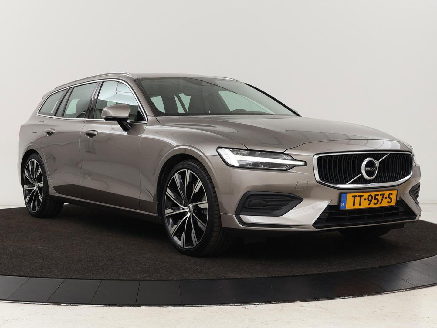 Volvo V60 2.0 T5 Momentum | Leder | Trekhaak | Stoelverwarming | LMV 20 inch | Harman/Kardon | Adaptive cruise | DAB+